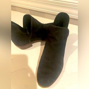 Women’s Lucky brand, color black booties, size 8.
Non smoker home.
